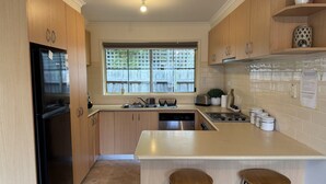 Private kitchen - Rosebud Family Retreat (Rosebud)