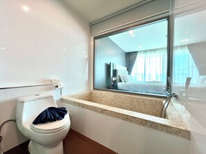 Grand-huoneisto | Kylpyhuone | Suihku, ilmaiset hygieniatuotteet, hiustenkuivaaja, pyyhkeet