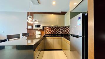 Grand Apartment | Private kitchen | Stovetop, electric kettle, toaster, cookware/dishes/utensils