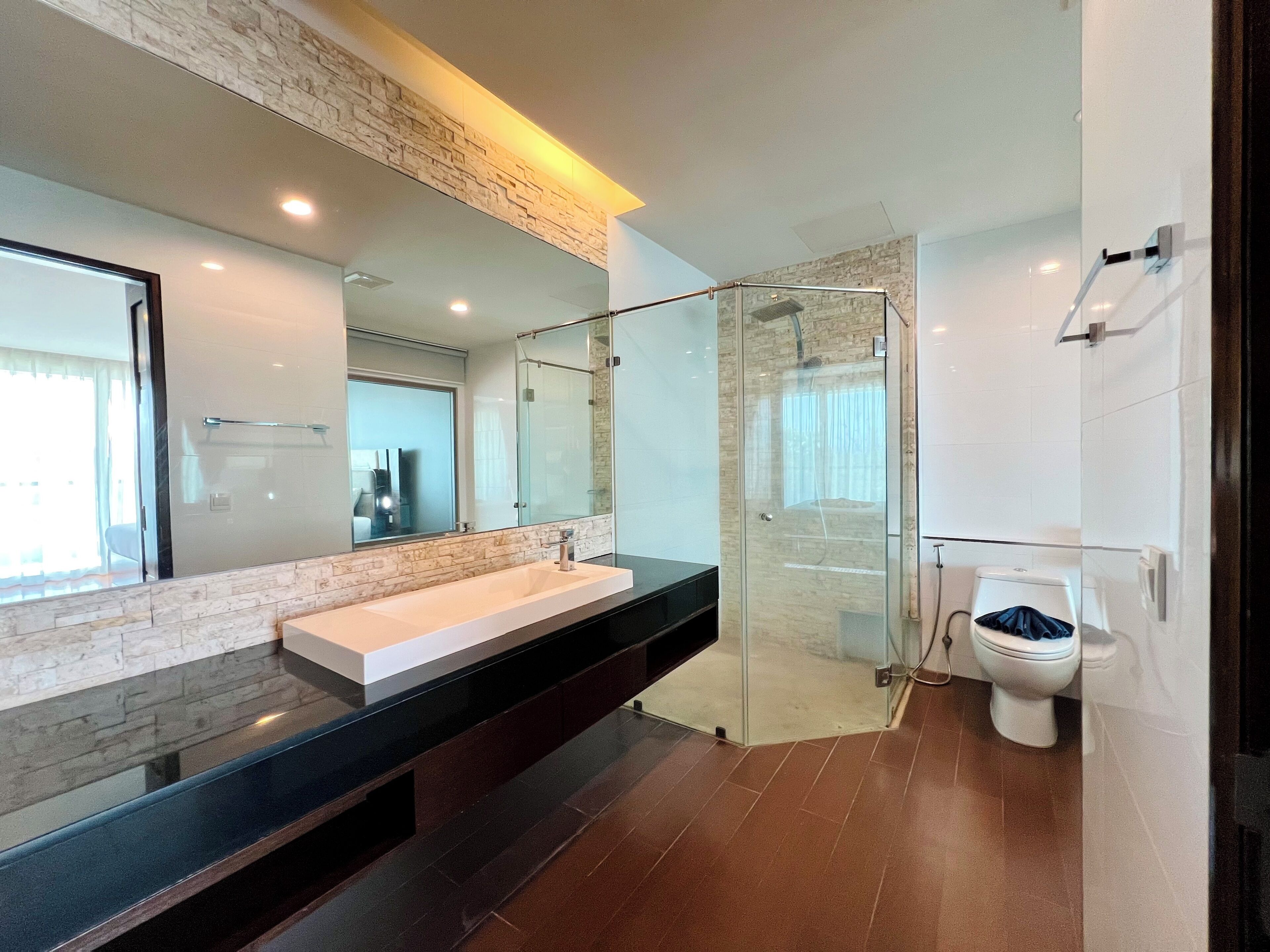 Appartamento Grand | Bagno | Doccia, set di cortesia gratuito, asciugacapelli, asciugamani