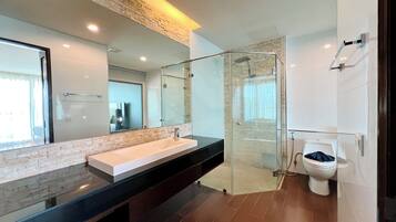 Appartamento Grand | Bagno | Doccia, set di cortesia gratuito, asciugacapelli, asciugamani