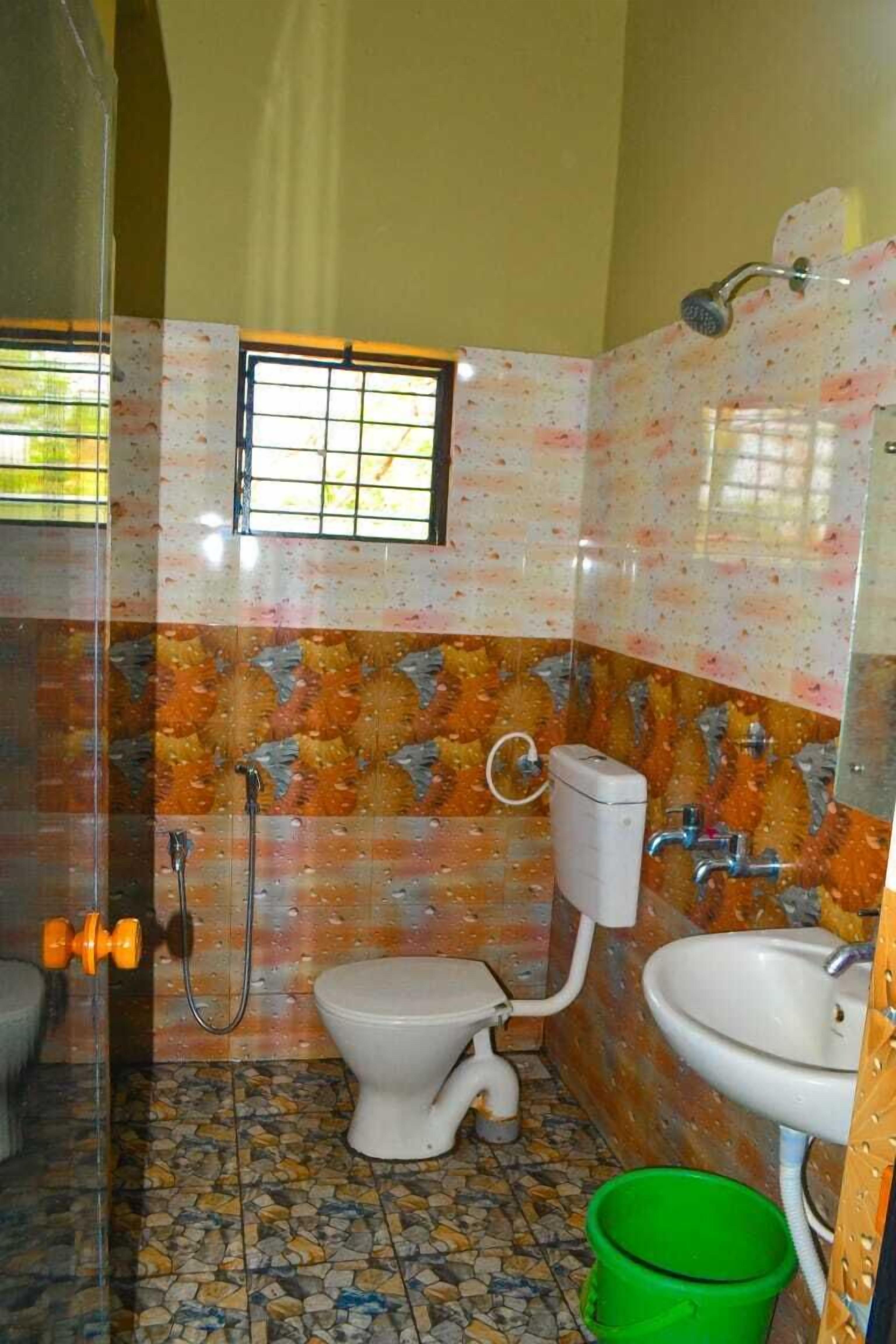 Deluxe Room | Bathroom | Shower, free toiletries, towels, soap