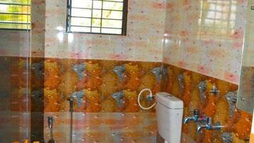 Deluxe Room | Bathroom | Shower, free toiletries, towels, soap