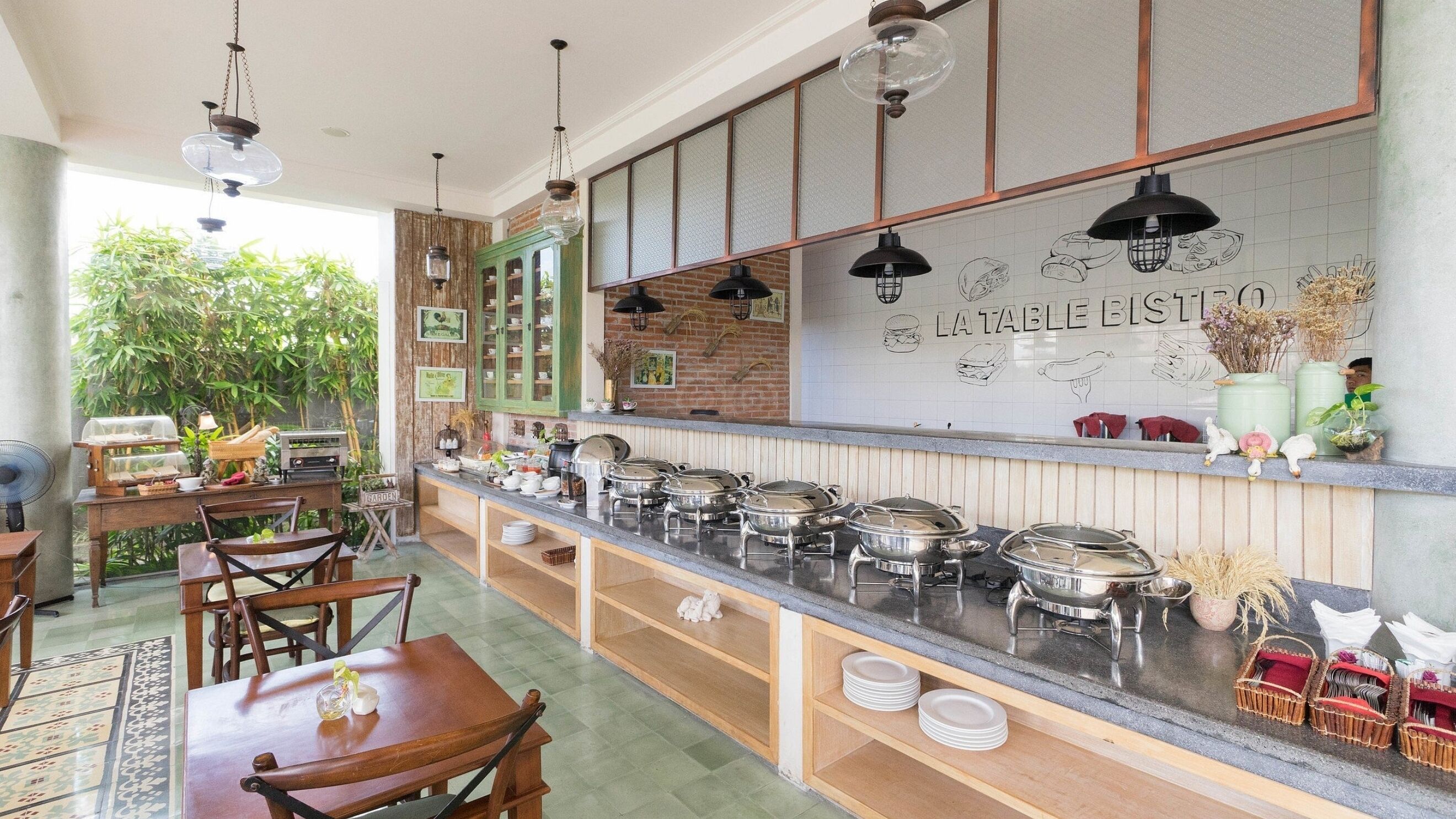 Una cocina con una barra alargada, luces colgantes y una pared con un menú.