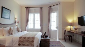 Premier kamer, uitzicht op zwembad, aan het zwembad | Luxe beddengoed, pillowtop-bedden, een kluis op de kamer