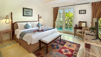 One Bedroom Private Pool Villa | In-room safe, desk, free WiFi, bed sheets