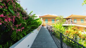 A staircase leading to a building with a tiled roof and a balcony. - SOLTERRA SEMINYAK Boutique Hotel & Spa Powered By Archipelago (Keroboken Kelod)