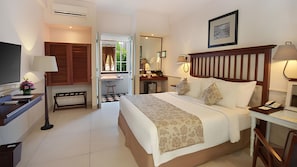 Deluxe Executive | 1 bedroom, in-room safe, desk, free WiFi