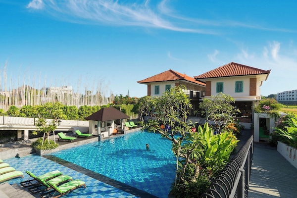 Una piscina al aire libre