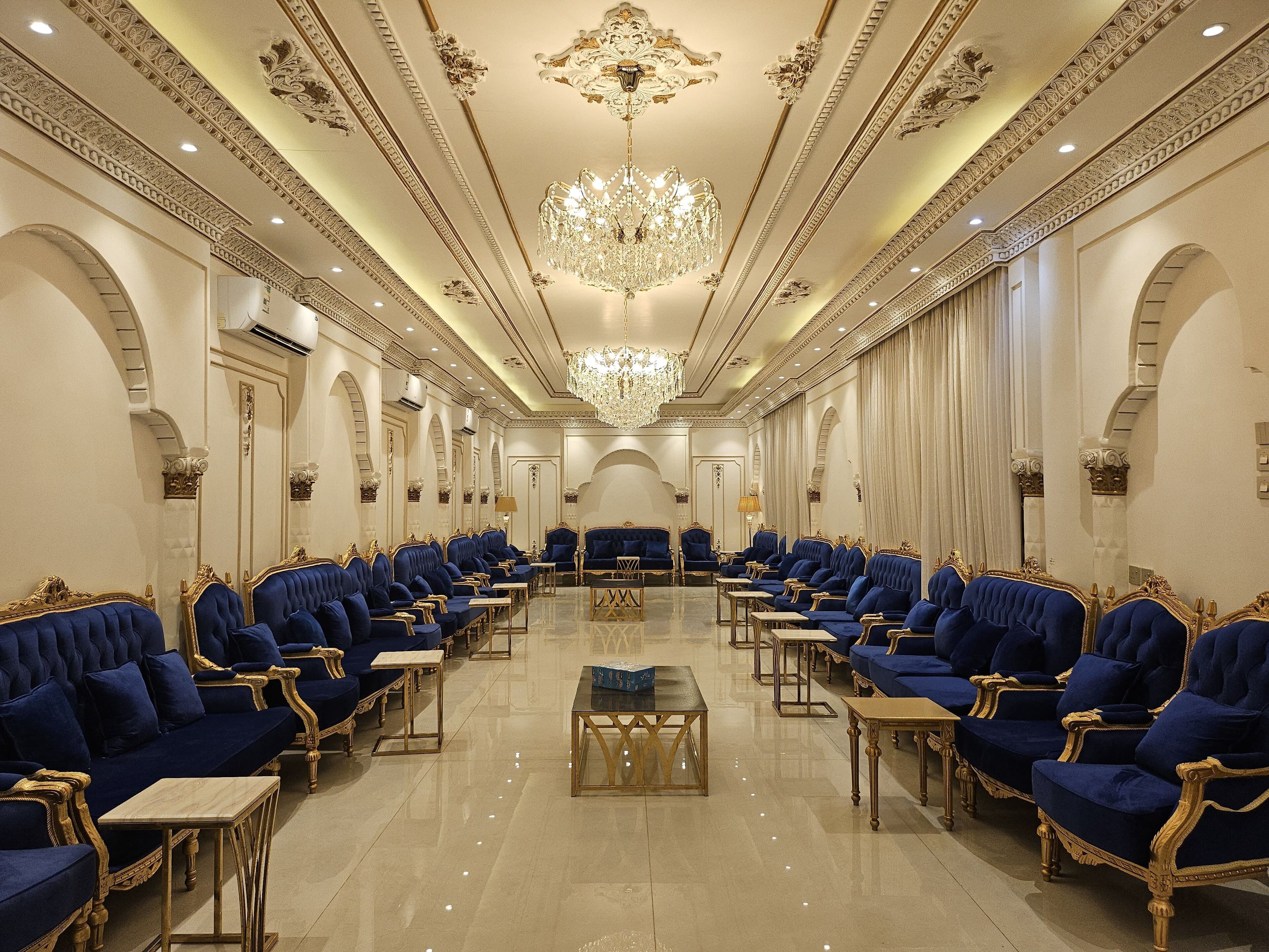 Classic-Chalet, Terrasse, Blick auf den Innenhof | Wohnbereich