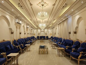 클래식 샬레, 파티오, 마당 전망 | 거실 공간