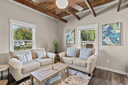 5 mins to Downtown with Private Yard