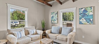 5 mins to Downtown with Private Yard