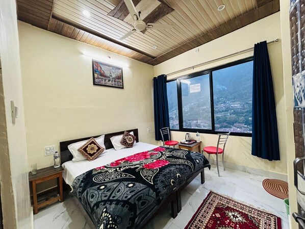 Standard Double Room | Free WiFi, bed sheets - Goroomgo Royal Sainik mando (Bhatwari)
