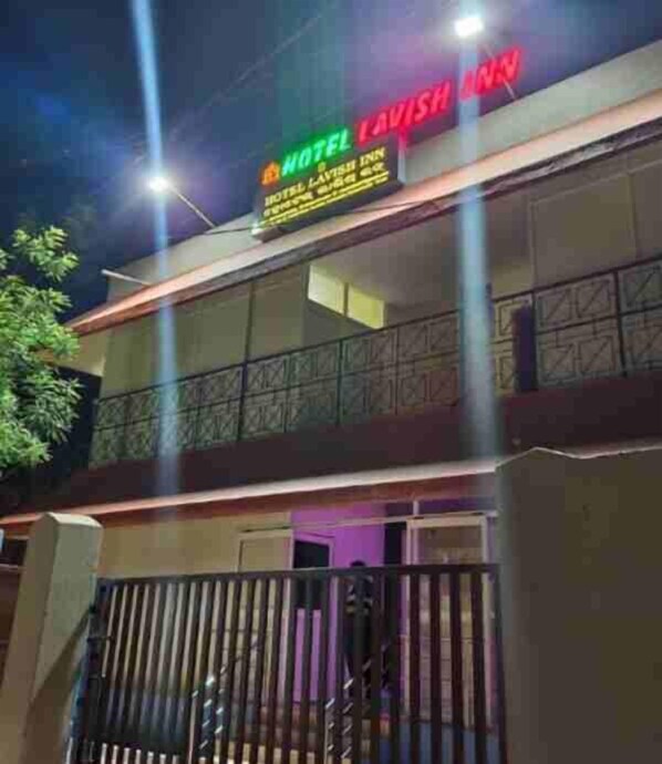 Entrada de un hotel con un cartel que dice 'HOTEL LAVISH INN'.