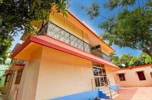 Façana frontal de l'allotjament