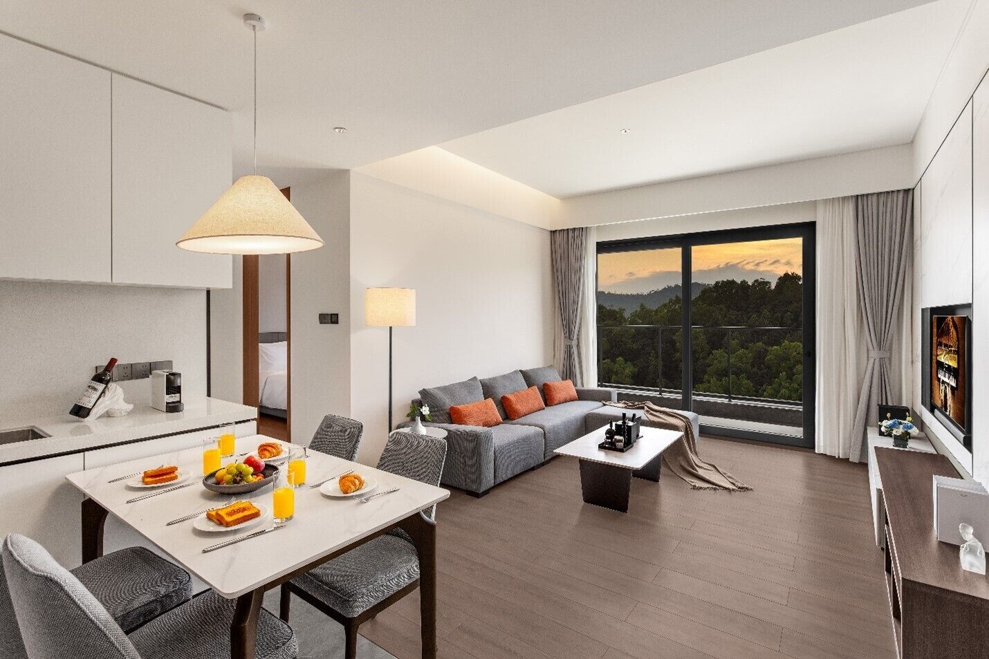 Copriletto in piuma, una cassaforte in camera, una scrivania