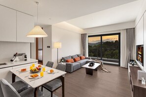 Chăn bông, két bảo mật tại phòng, bàn, màn/rèm cản sáng 