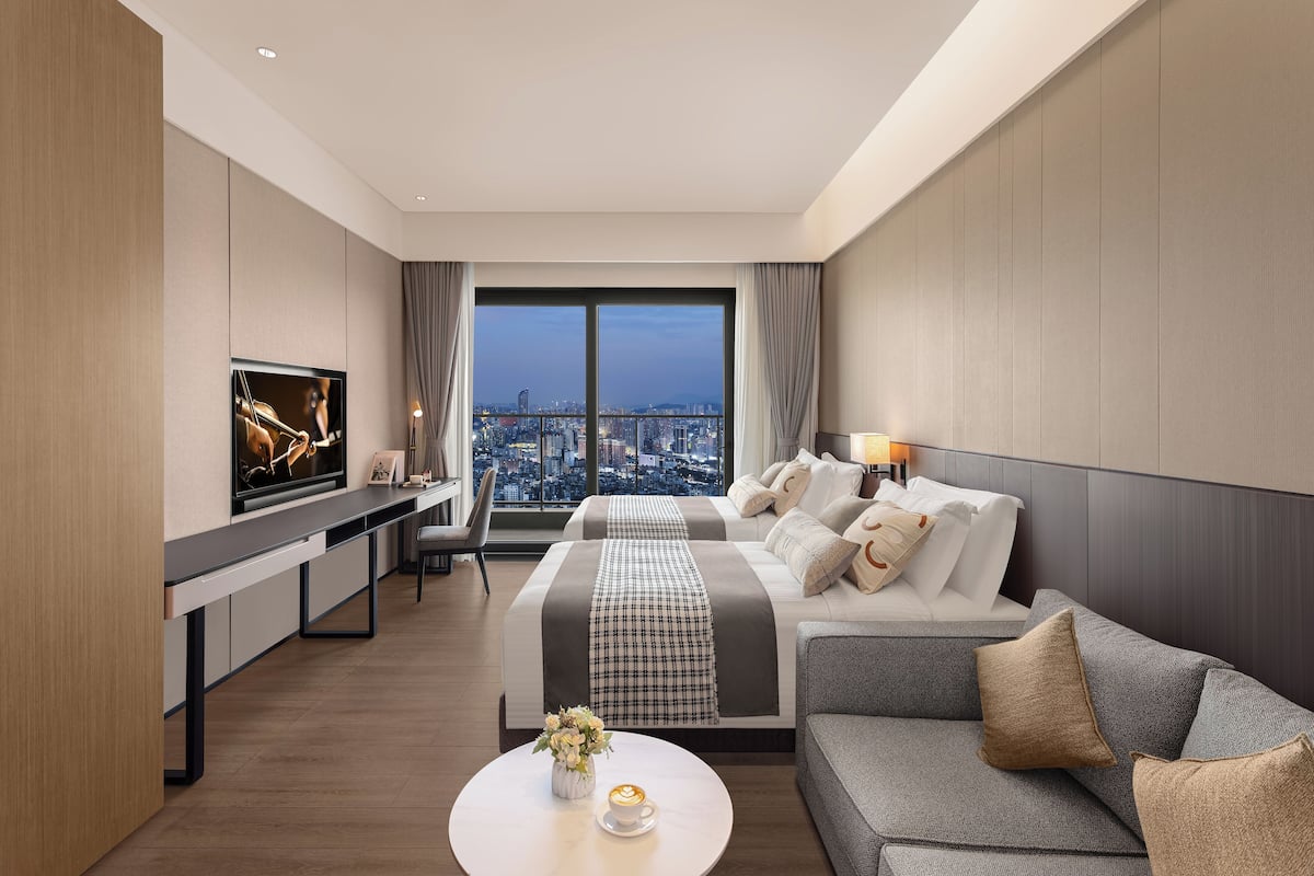 Deluxe Studio (Twin) | Down comforters, in-room safe, desk, blackout drapes