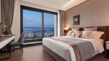 Cubrecamas, caja de seguridad en la habitación y escritorio