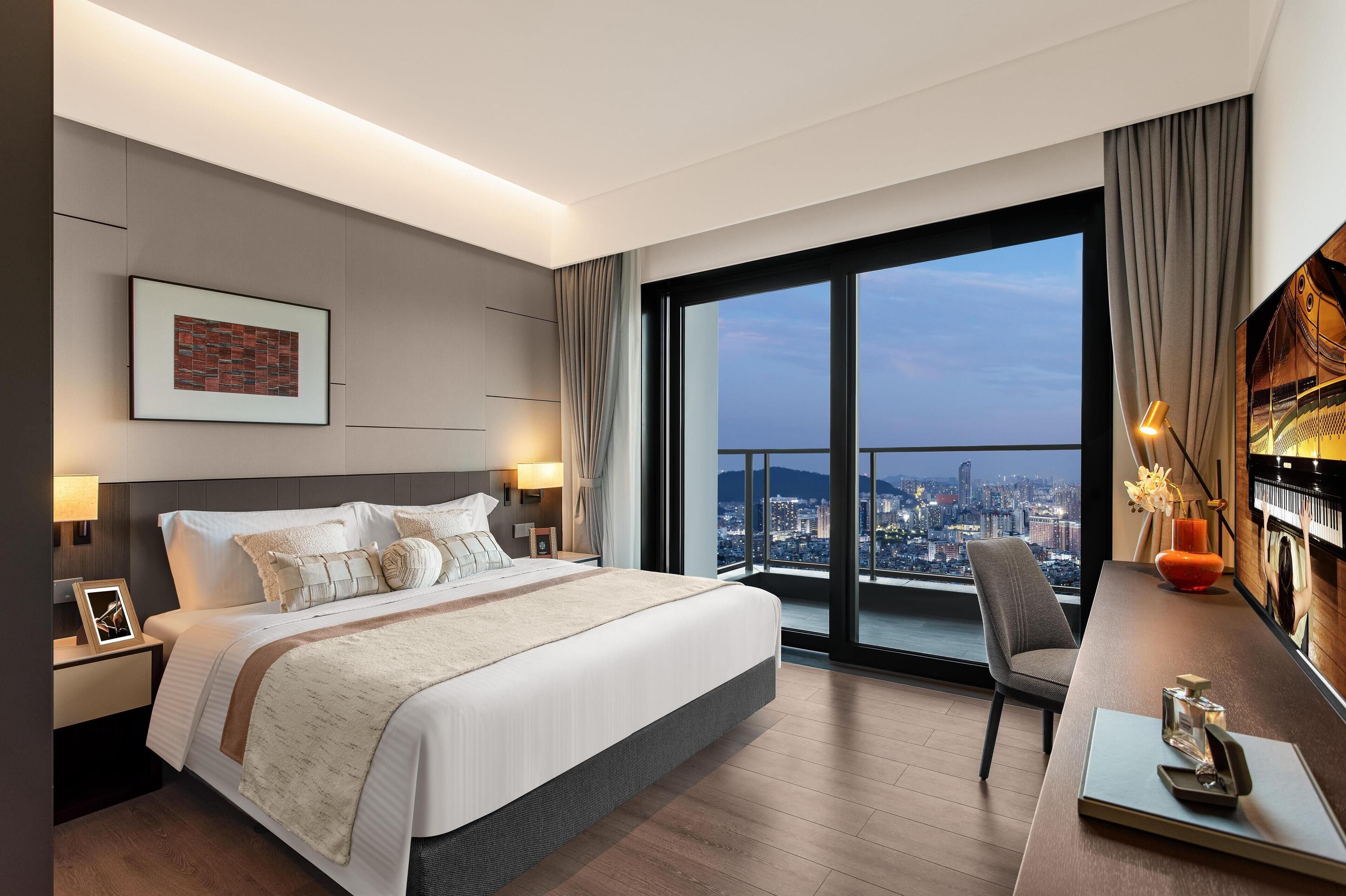 Down comforters, in-room safe, desk, blackout drapes