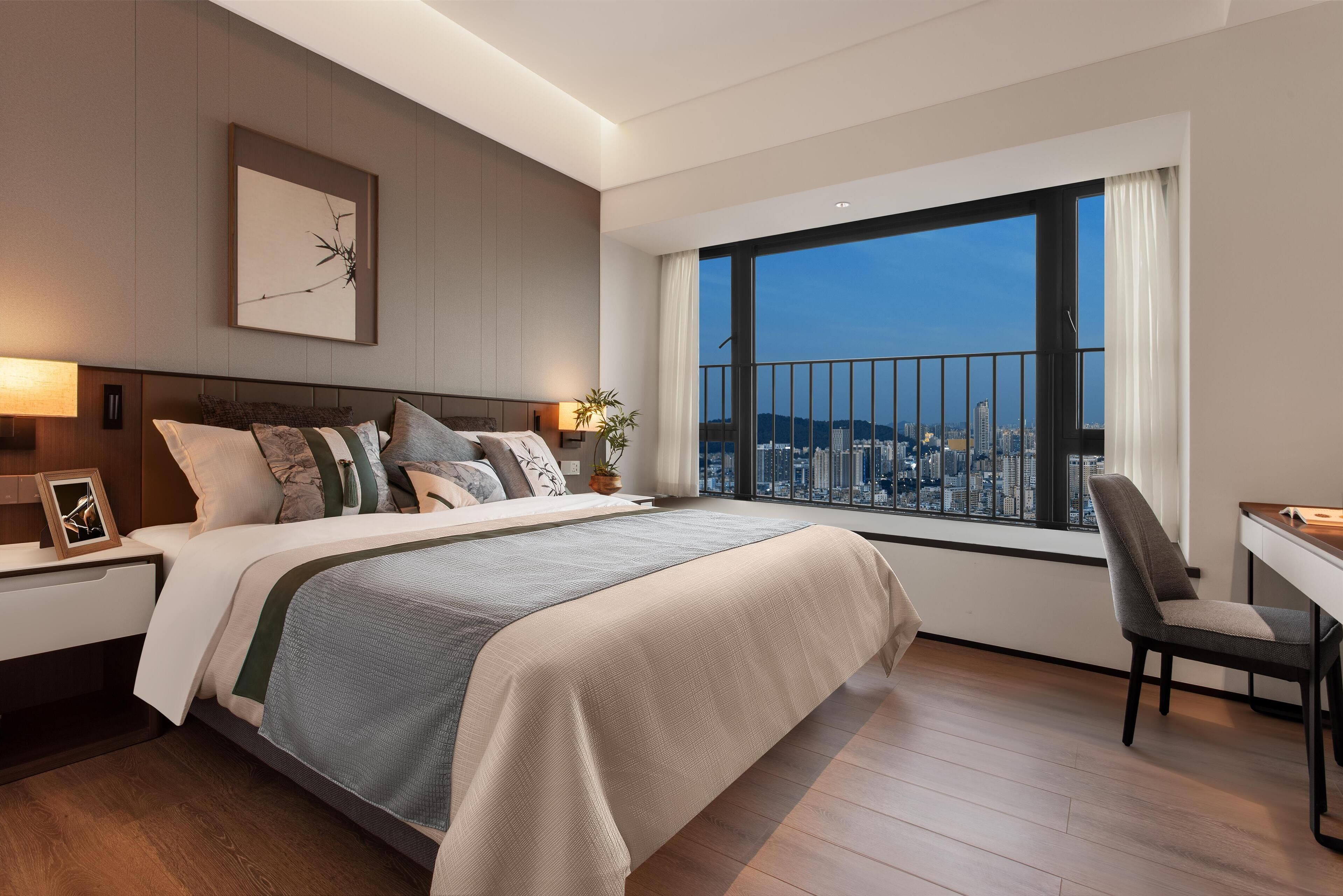 Habitación de hotel moderna con una cama grande, un escritorio y vistas de un paisaje urbano a través de un ventanal.