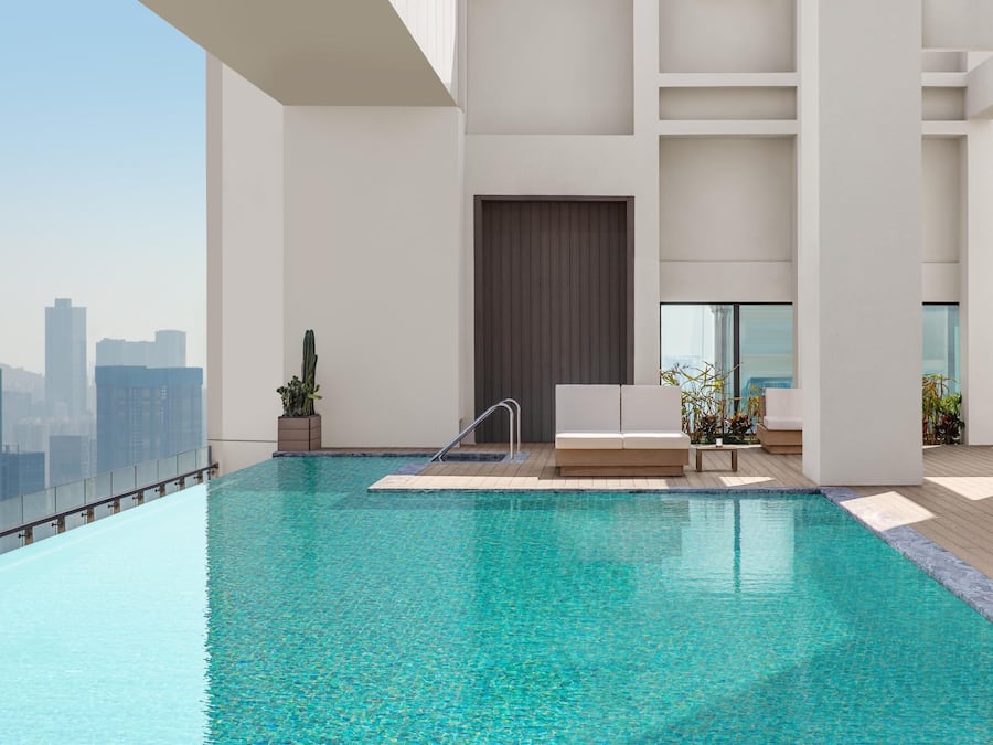 Una piscina al aire libre de temporada, sillones reclinables de piscina