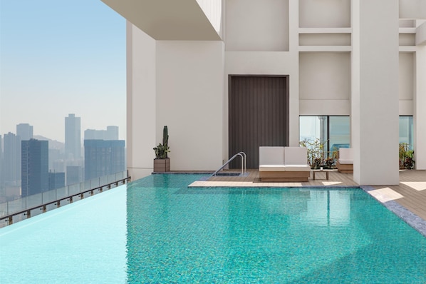 Seasonal outdoor pool, sun loungers, lifeguards on site - Ascott Fengyishan Shenzhen (Shenzhen)