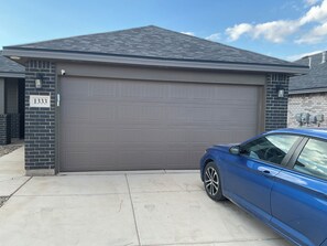 Property grounds - Beautiful new 3-bedroom townhome in Odessa with AC, WiFi. Enjoy your stay (Odessa)