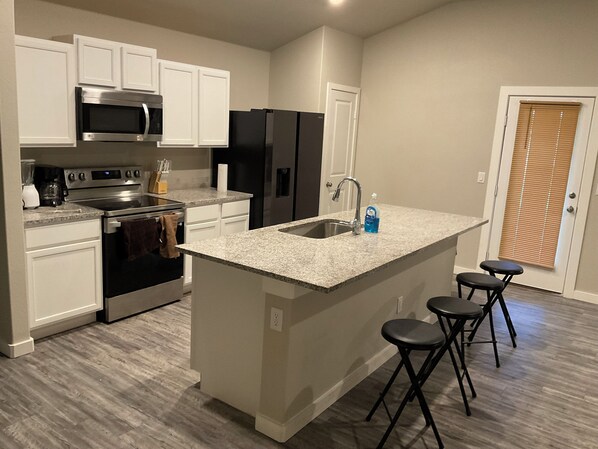 Private kitchen - Beautiful new 3-bedroom townhome in Odessa with AC, WiFi. Enjoy your stay (Odessa)