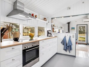 Kylskåp, mikrovågsugn, ugn och diskmaskin