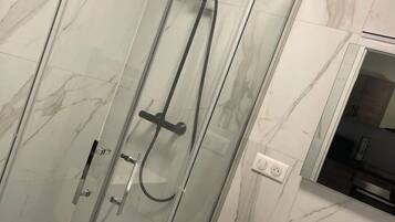 Douche, sĂšche-cheveux, serviettes fournies, savon