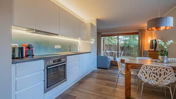 Fridge, oven, stovetop, dishwasher