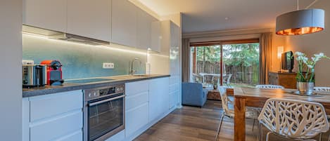 Fridge, oven, stovetop, dishwasher