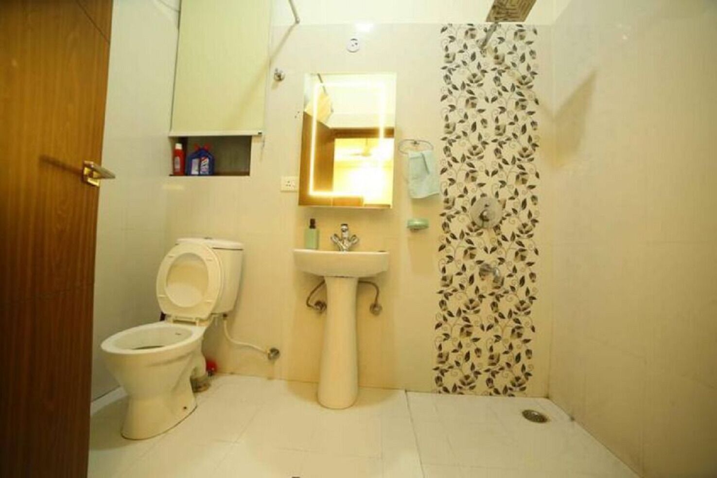 Shower, jetted bath, towels, soap