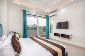 Suite | Desk, laptop workspace, blackout curtains, iron/ironing board - Saavi Hotel Sector- 45 (Gurugram)