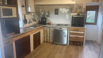 Een koelkast, een magnetron, een oven, een kookplaat