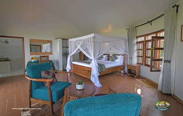 خزنة داخل الغرفة ومكتب ومساحة عمل للكمبيوتر المحمول وستائر تعتيم