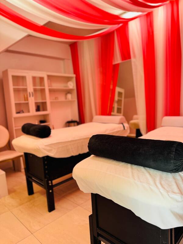 Sauna, steam room, hydrotherapy, aromatherapy, hot stone massages