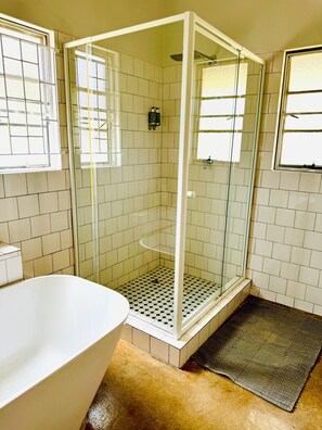 Luksussuite | Bad | Separat badekar og dusj, hårføner, håndklær og såpe