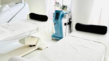 Sauna, steam room, hydrotherapy, aromatherapy, hot stone massages