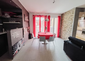 Apartment, Balkon | Wohnbereich | 32-Zoll-Flachbildfernseher mit Digitalempfang