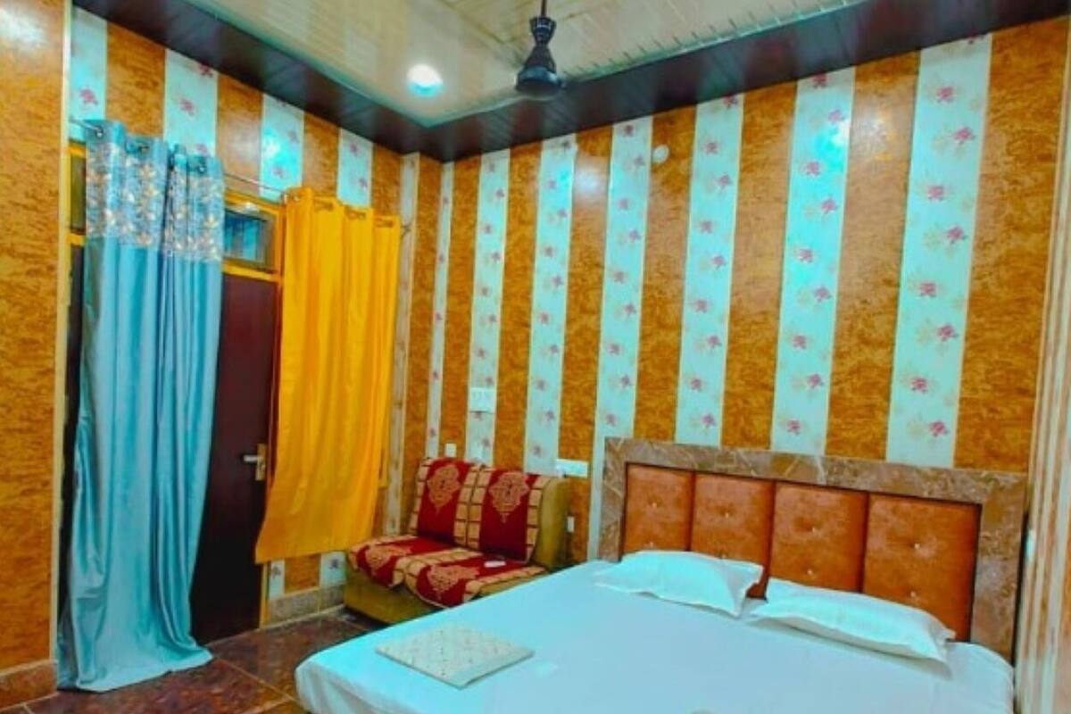 WiFi (free), bed sheets