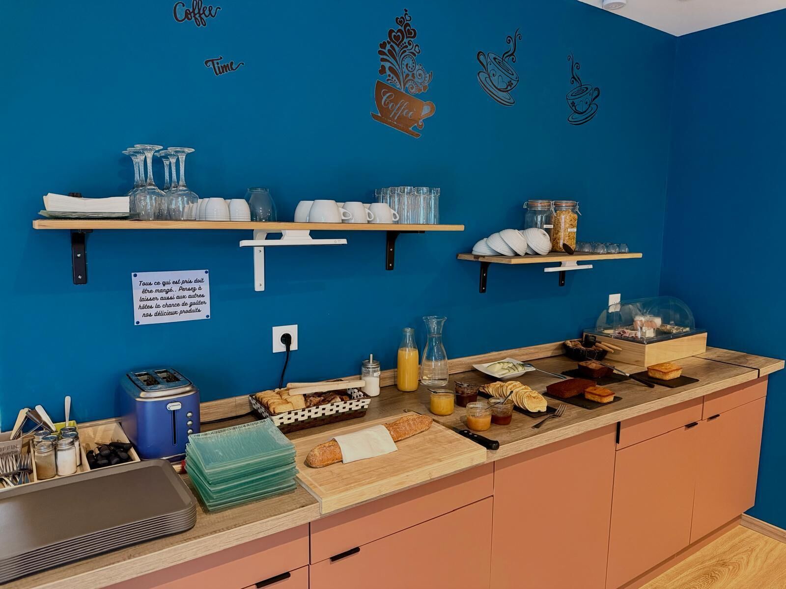 Petit déjeuner continental servi en supplément les week-ends
