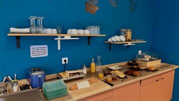 Petit déjeuner continental servi en supplément les week-ends