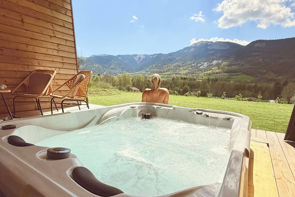 Un bain à remous avec vue sur les montagnes.