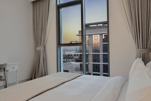 Desk, iron/ironing board, WiFi, bed sheets
