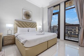 Escritorio, tabla de planchar con plancha, wifi y ropa de cama 