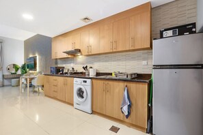 Jääkaappi, mikroaaltouuni, liesi, kahvin-/teenkeitin