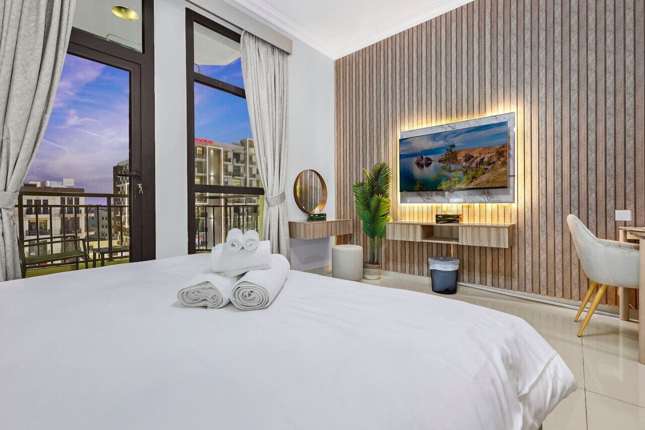 Escritorio, tabla de planchar con plancha, wifi y ropa de cama 